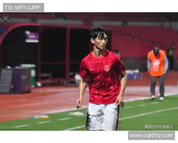 足球明星在训练中射门20球展现超强技巧与精准度引发球迷热议