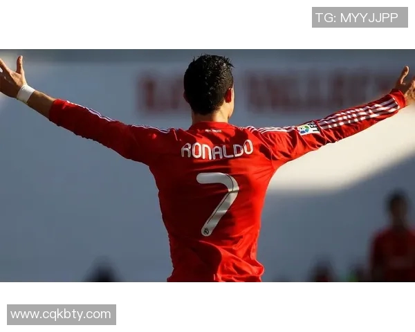 C罗足球明星海报展现无与伦比的球场魅力与传奇人生